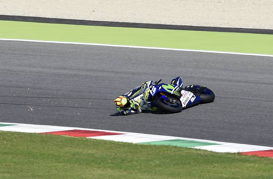 La sequenza della caduta di Valentino Rossi nei test Michelin al Mugello: il pesarese  scivolato all&#39;Arrabbiata, ma non ha riportato alcuna conseguenza fisica. Ciam-Cast